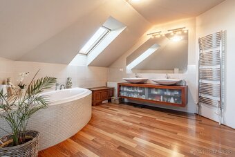 Na predaj | 6 izbový rodinný dom 241 m² - Chorvátsky Grob - 16
