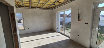 REZERVOVANÉ  PREDAJ: Moderný 3-izbový rodinný dom v obci  - 16