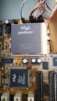 Predám stolný počítač Intel Pentium - 16