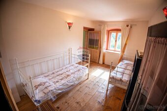 Krásne zrekonštruovaný historický dom v obci Vyhne - 16