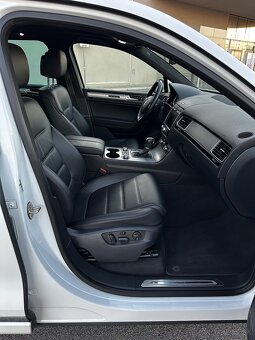 VW Touareg 3.0 TDI V6 221 kW R-Line – vzduch, Webasto, pano - 16