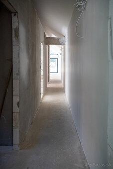 Rodinný dom s moderným vidieckym dizajnom - 16