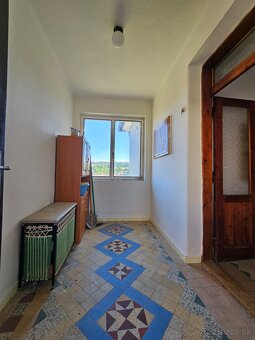 Slnečný dom s veľkým pozemkom a krásnym výhľadom pod horami - 16