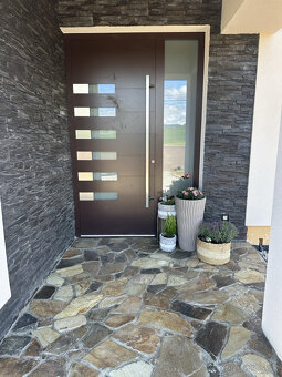 Skolaudovaná novostavba, nová terasa, nový plot nová skalka - 16