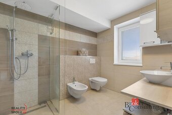 Veľký moderný rodinný dom v obľúbenej lokalite Jaroviec s mo - 16