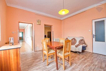 Na predaj priestranný vidiecky rodinný dom v obci Baka, poze - 16