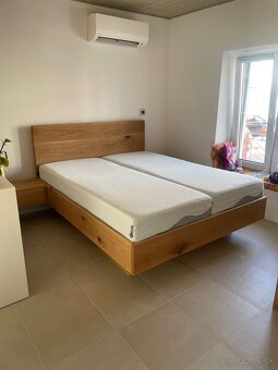 Dubová masívna posteľ s úložným priestorom a stolíkmi - 16