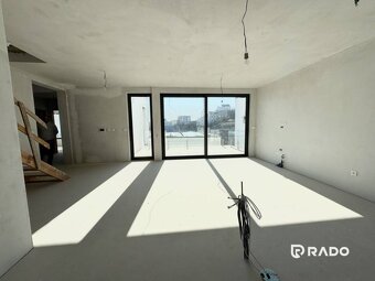 ZNÍŽENÁ CENA | Luxusná 5i vila so záhradou a privátnym výťah - 16