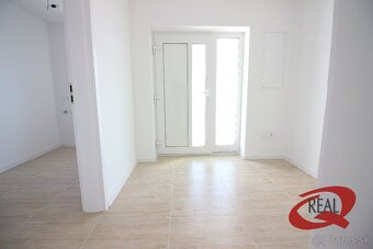 SKOLAUDOVANÝ RODINNÝ DOM, TEHLOVÁ STAVBA, IHNEĎ VOĽNÝ - 16