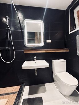 Na predaj príjemný plne zariadený dom s bazénom - 16