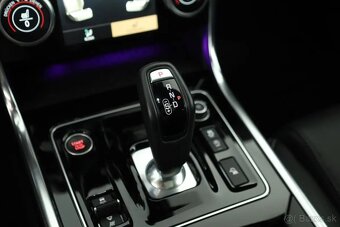 Jaguar XE - 16