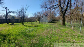 Malá chalúpka na okraji polosamoty s 40 á pozemkom v obci - 16