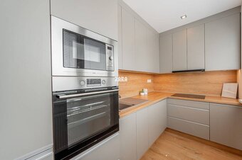 Tr.SNP - 2 izbový byt, loggia, 53 m2.Zariadený,KOMPLETNÁ REK - 16
