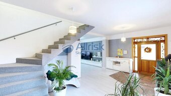 REZERVOVANÉ Rodinný dom s bazénom, letnou kuchyňou a vôňou d - 16