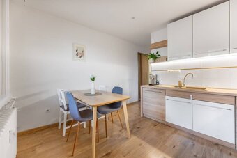 EXKLUZÍVNE: Jedinečný 2-izbový byt s 3 balkónmi, 2 veľkými p - 16