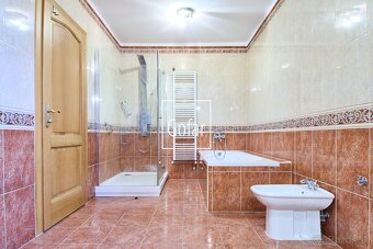 Luxusný 3i RD na parcele 1198m2,bazén,chata,4xparking-DS - 16