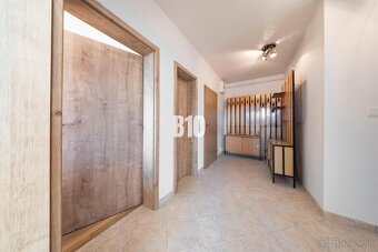 3-izbový byt s terasou, lodžiou, krásnym výhľadom a parkovan - 16