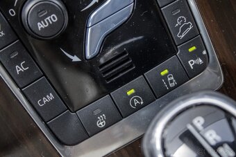 Volvo XC60 D4 2.4L Drive-E Luxury Geartronic AWD - 16