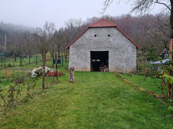 RODINNÝ a HOSŤOVSKÝ DOM,STODOLA a POZEMOK 2924m2 HRÁDOK NMNV - 16