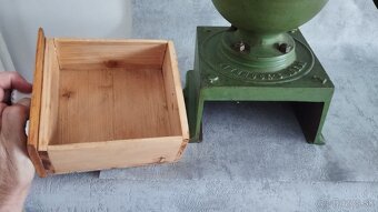 Obrovský mlýnek na kávu s rumapalem. IDEAL D.R.G.M. - 16