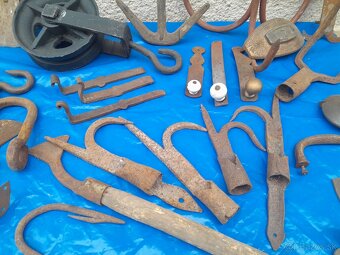 Staré historické ,rustikálne, kované náradie a pomôcky. - 16