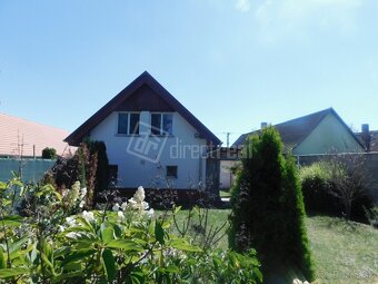 Pekný dom na slnečnom pozemku s bazénom a jazierkom - 16