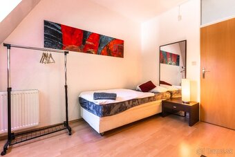Budova v srdci Trenčína – priestranný byt a showroom - 16