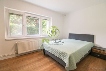 Pekný 7-izbový kompletne zariadený rodinný dom s garážou s v - 16