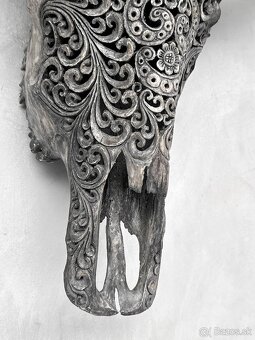 Obrovská šedá vyrezávaná lebka Vodného Bývola - motív Badong - 16