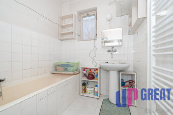 PREDAJ - rodinný dom s 2 bytmi, garážami a pozemkom - 16