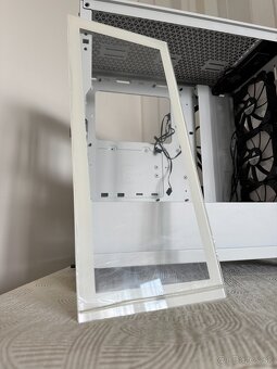 Predám PC skrinku Corsair iCUE 4000X RGB Biela - 16