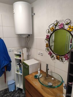 Zrekonštruovaný, zariadený rodinný dom s garážami vo Svodine - 16