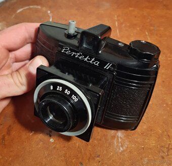 Funkční bakelitový fotoaparát PERFEKTA II z roku 1954 - 16
