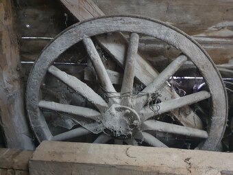 Predam 103 ročné drevene oje z voza z s kovanim z roku 1922. - 16