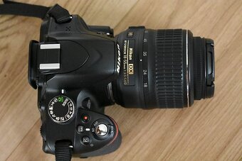 Nikon d3200 s VR AF 18-55 + brasna - nafotene 18 tisic.sn. - 16