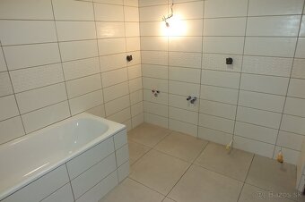 Zrekonštruovaný 4-izbový rodinný dom vo Veľkých Úľanoch - 16