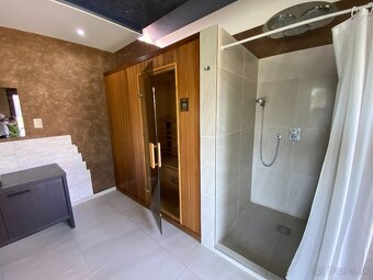 Na predaj štýlový dom s wellnessom v centre Pozby. - 16