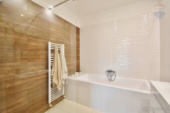 REZERVOVANÝ: Perfektný rodinný dom v dvojdome s tepelným čer - 16