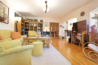 RODINNÝ dom s bazénom a krásnou záhradou - 16