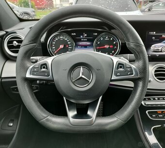 MERCEDES-BENZ E TRIEDA SEDAN 200 4MATIC A/T - 16