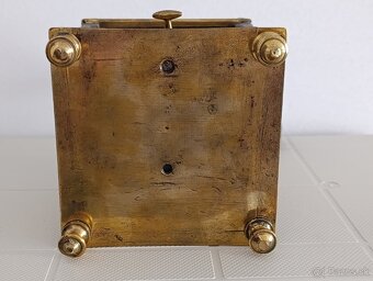 Krásný starožitný mlyncek na kavu, ručně kované sloupky. - 16