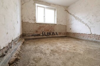 Rodinný dom na rekonštrukciu v obľúbenej lokalite Dolné Kočk - 16