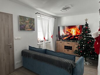 Rodinný dom s bazénom a hosťovským domom - 16