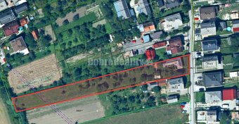 Veľký stavebný pozemok s rodinným domom v tichom prostredí . - 16