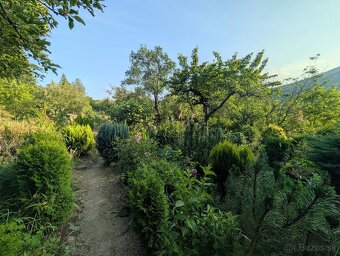 Murovaná chatka so záhradou - 16