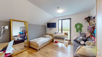 Priestranný dvojpodlažný 6-izbový rodinný dom v Malom Lapáši - 16