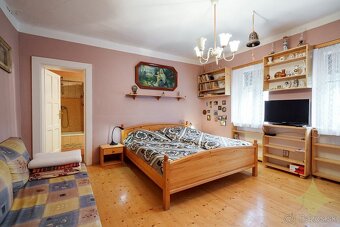 Dobová chalupa so zrekonštruovaným interiérom v tichej uličk - 16