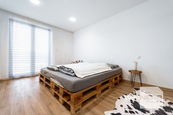 Priestranná novostavba s dvojgarážou v obci Nová Polhora - 16