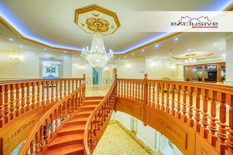 ZAUJÍMAVÁ CENAIMPOZANTNÁ RODINNÁ VILA-KRYTÝ BAZÉN-GARÁ - 16