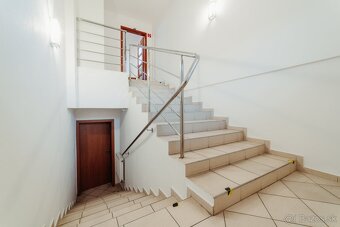 Byt s vlastným krbom a veľkoformátovými oknami - 16